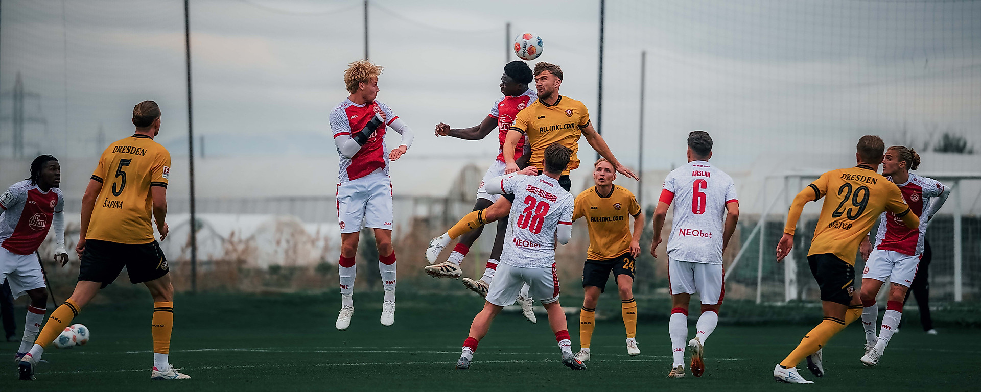 Lars Bünning beim Kopfball.