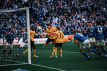 Dynamo-Spieler Thomas Keller köpft freistehend vor dem Schalker Tor zum Ausgleich ein.