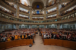 Kirchenraum der Dresdner Frauenkirche gefüllt mit Dynamo-Fans