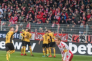 Freude über den befreienden Treffer von Andreas "Lumpi" Lambertz. (Foto: Steffen Kuttner)