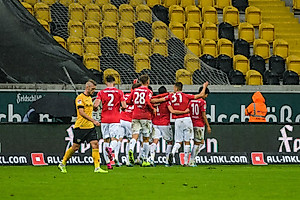 Freude bei den Gästen nach dem 0:1 durch Julian Korb