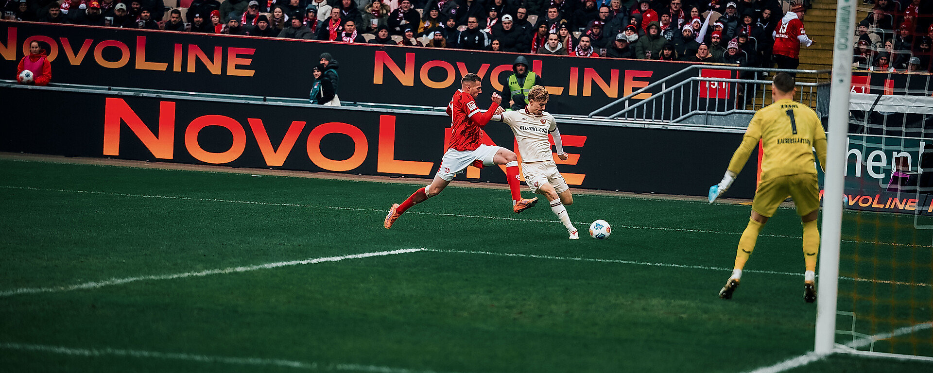 Dominik Kother beim Torabschluss gegen den 1. FC Kaiserslautern