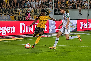 Michael Akoto setzt sich ein ums andere Mal über rechts durch und flankt in die Mitte. | Foto: Dennis Hetzschold