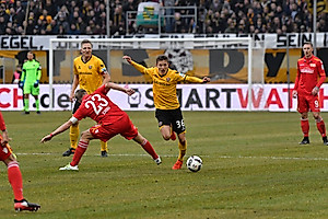 Hauptmann zieht an Kroos vorbei.