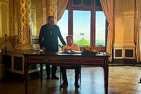 Gert Heidler trägt sich vor den Augen des Oberbürgermeister Hilbert ins Goldene Buch der Stadt Dresden ein.