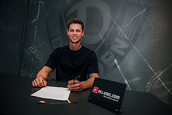 Daniel Mesenhöler bei der Vertragsunterschrift.