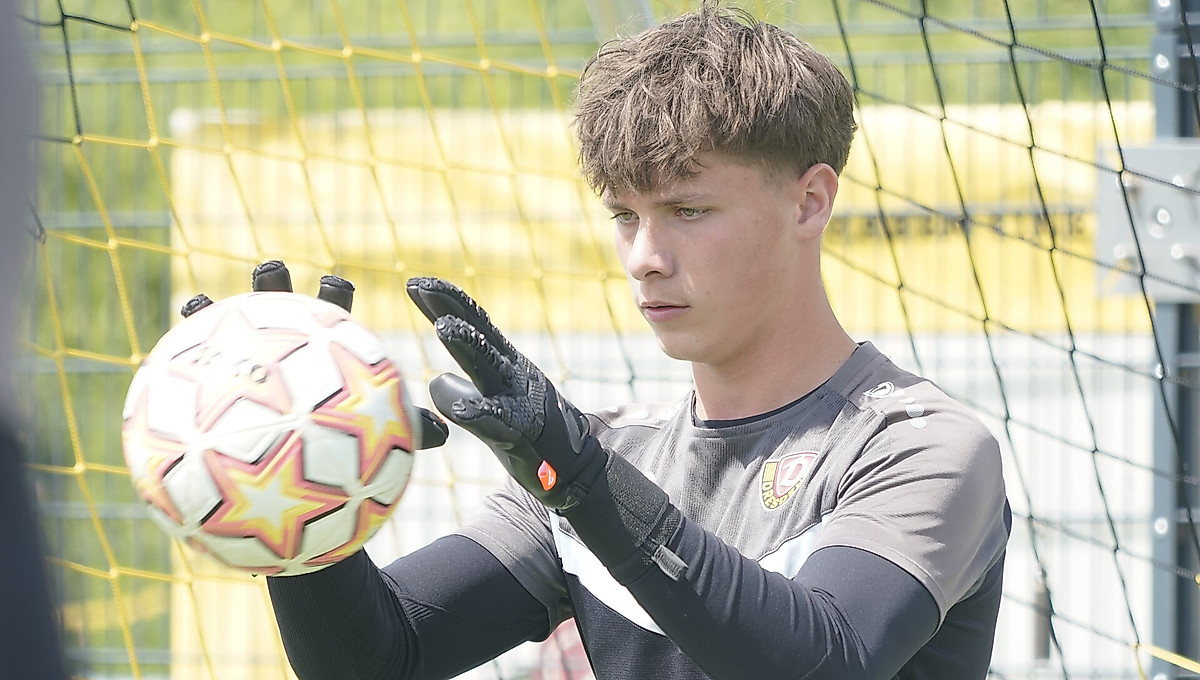 Ein Torwart aus dem Nachwuchs fängt einen Ball mit seinen Handschuhen von der Forma Catch & Keep.