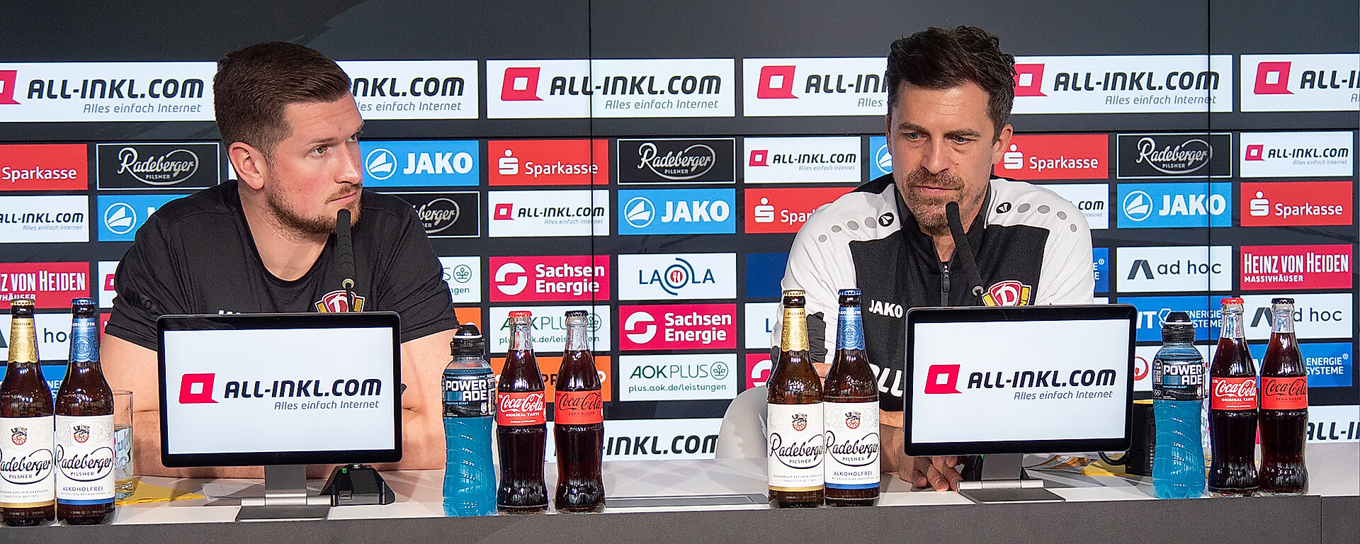 Pressesprecher Christoph Antal und Cheftrainer Thomas Stamm auf dem Podium der Pressekonferenz.
