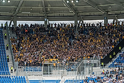 Der Gästeblock im Wildparkstadion Karlsruhe gefüllt mit Dynamo-Fans