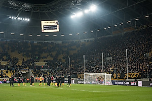 Nach starkem Kampf verarbeitet die Mannschaft gemeinsam mit den Fans die bittere Heimpleite.