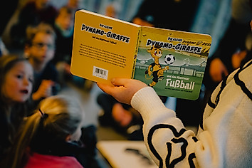 Das aktuelle Kinderbuch der Giraffenbande, welches es im Fanshop zu kaufen gibt.