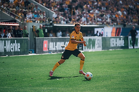 Konrad Faber am Ball im Rudolf-Harbig-Stadion.