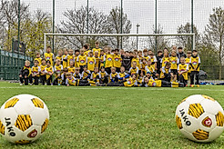 Eine Gruppe Kinder in einem Fußballtor