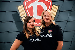 Maria Einhorn und Katja Krannich vor dem Dynamo-Wappen.