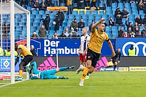 René Klingenburg bejubelt den Führungstreffer von Niklas Kreuzer.