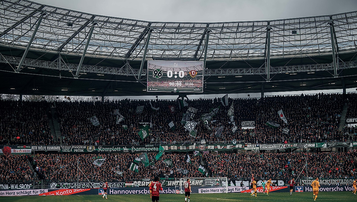 Die Anzeigetafel in der Heinz-von-Heiden-Arena beim Spiel Hannover 96 gegen Dynamo Dresden