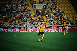 Jonas Sterner am Ball für Dynamo Dresden