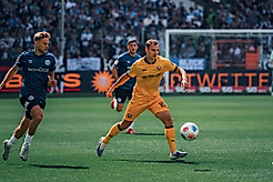 Jakob Lemmer am Ball im Spiel beim DSC Arminia Bielefeld.