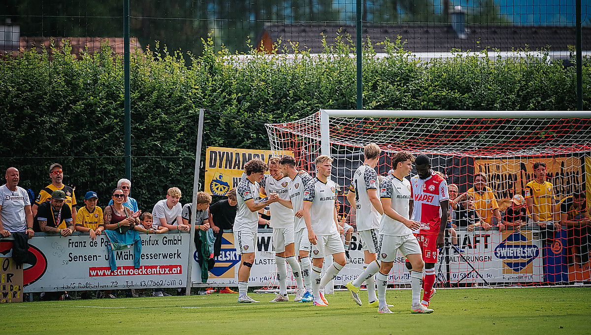 Die Spieler der SGD beim Torjubel im Testspiel gegen Graz.