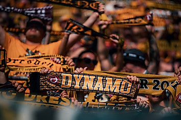 Fanschals im Fanblock mit der Aufschrift "DYNAMO".