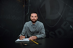 Niklas Kreuzer unterschreibt seinen Vertrag für die U21 von Dynamo.