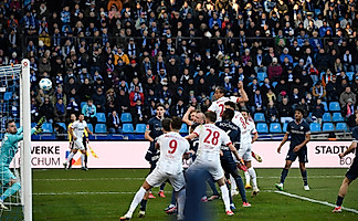 Kiliann Sildillia heads in his first Bundesliga goal.