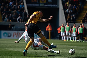Stefan Kutschke zieht vorbei an Andre Hoffmann zum 1:1 ab