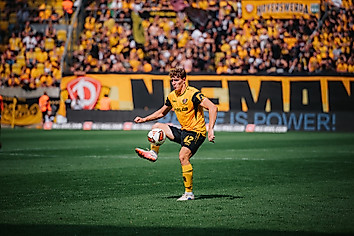 Friedrich Müller nimmt den Ball an.