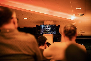 Ein Bildschirm im VIP-Bereich des Rudolf-Harbig-Stadions, der auf den Mitgliederstammtisch hinweist.