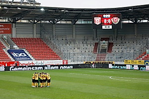 Der Mannschaftskreis vor dem Anstoß gegen den Halleschen FC. | Foto: Steffen Kuttner