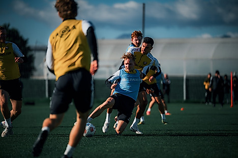 Claudio Kammerknecht und Tony Menzel im Zweikampf.