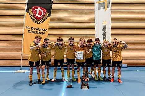 Die U13 der SGD nach der Übergabe des Siegerpokals und der Urkunde.