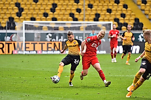 Der eingewechselte Justin Löwe haut sich in dne Zweikampf. | Foto: Dennis Hetzschold