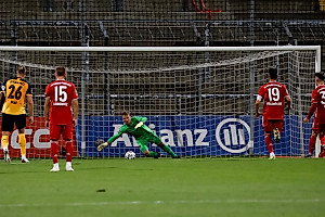 Kevin Broll hält kurz vor dem Pausenpfiff einen Strafstoß von Stiller. | Foto: Steffen Kuttner