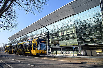 Eine Straßenbahn der DVB auf der Lennéstraße vor dem Rudolf-Habrig-Stadion.