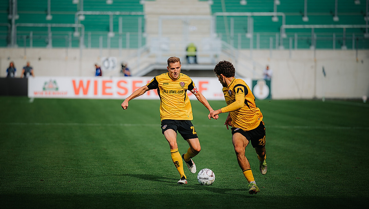 Niklas Hauptmann spielt einen Pass auf Ben Bobzien.