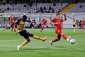 Hereingabe von Agyemang Diawusie. | Foto: Steffen Kuttner