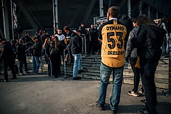 Dynamofans vor dem Aufgang zum Rudolf-Harbig-Stadion