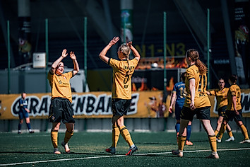 Die Spielerinnen der SGD klatschen auf dem Platz ab.
