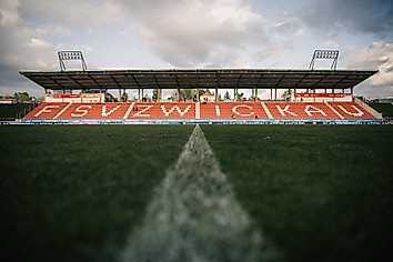 Ein Foto aus dem Innenraum des Zwickauer Stadions mit Blick auf die Haupttribüne.