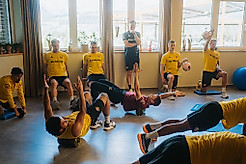 Die Spieler bei einer Krafteinheit.