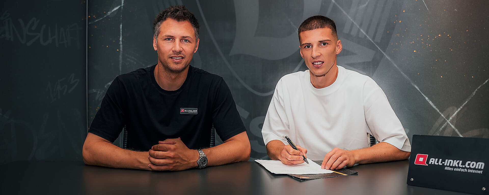 Sören Gonther und Tobias Raschl bei der Vertragsunterschrift.