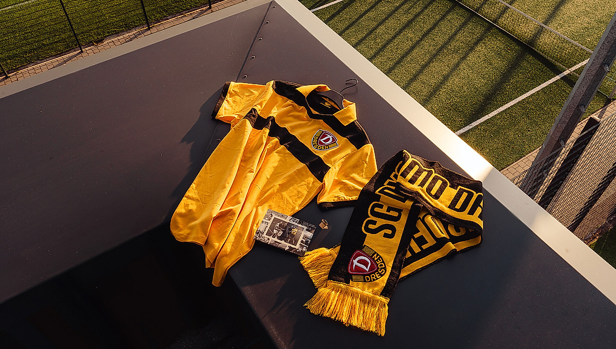 Ein Trikot, ein Schal und eine Postkarte aus der schwarzen Retrobox.