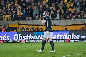 Unschöne Szene: Nach dem Treffer explodiert ein Böller in der Nähe von Wiesbadens Keeper Watkowiak, der darauf kurz behandelt werden muss.