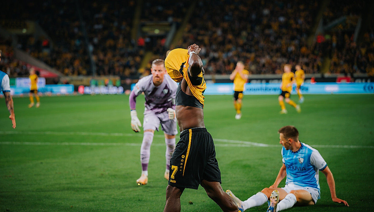 Kennedy Okpala zieht das Trikot über den Kopf.