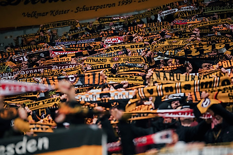 Schals, die im Block nach oben gehalten werden.