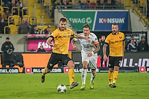 Ballas klärt vor Schäffler.