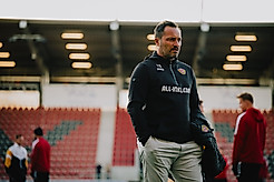 Thomas Brendel läuft im Stadion vom Platz.