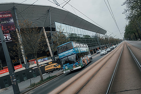 Doppeldecker-Bus vor dem Rudolf-Harbig-Stadion