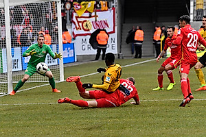 Es war ein hart umkämpftes Spiel. Hier klärt Leistner rustikal gegen Berko.